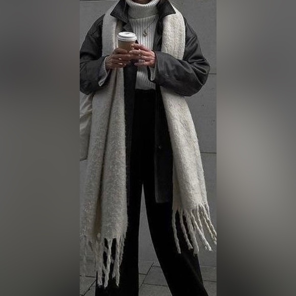 Nice soft chunky blanket scarf with fringe - Picture 2 of 10